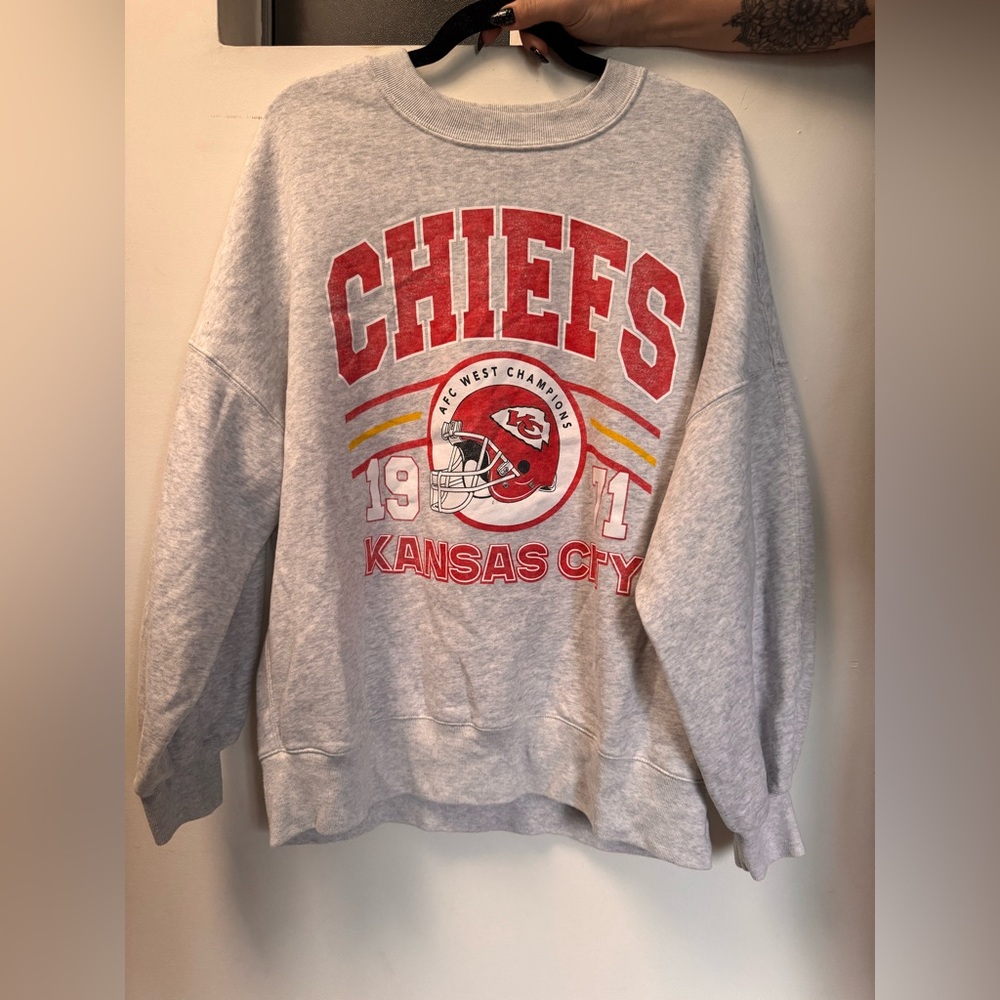 Abercrombie & Fitch Gray Chiefs Graphic Sweater